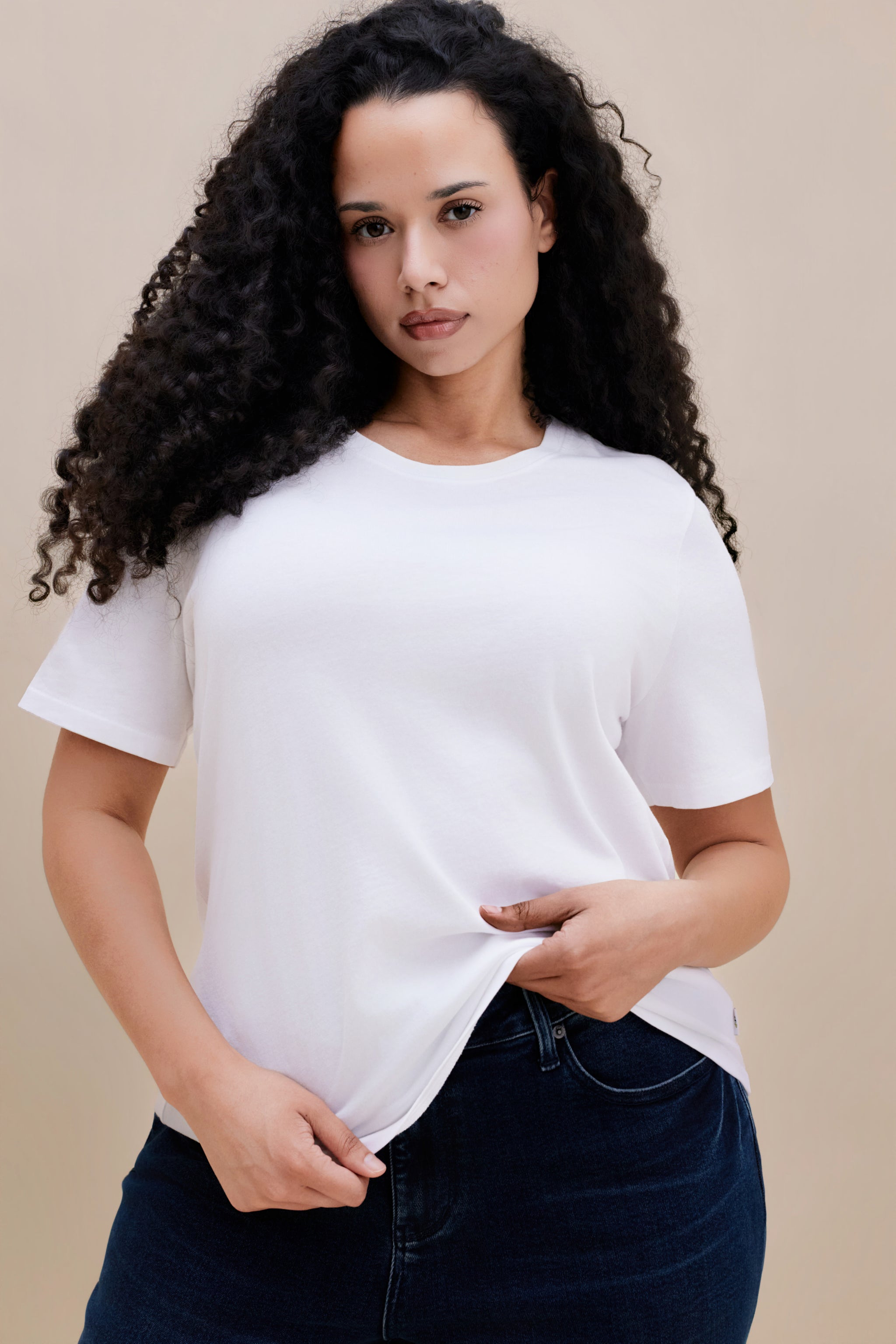 Women wearing a plain white t-shirt and dark jeans