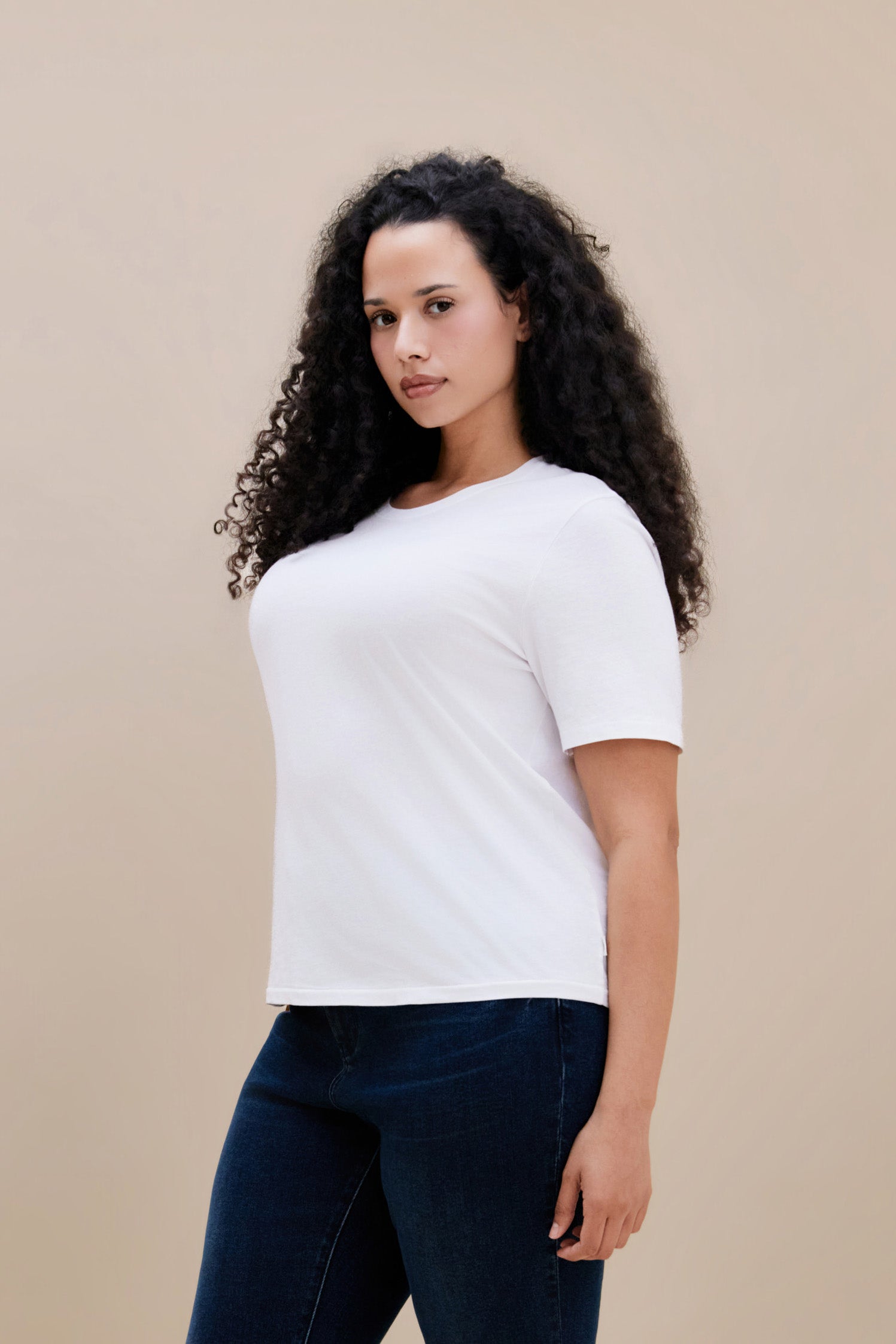Women wearing a plain white t-shirt and dark jeans