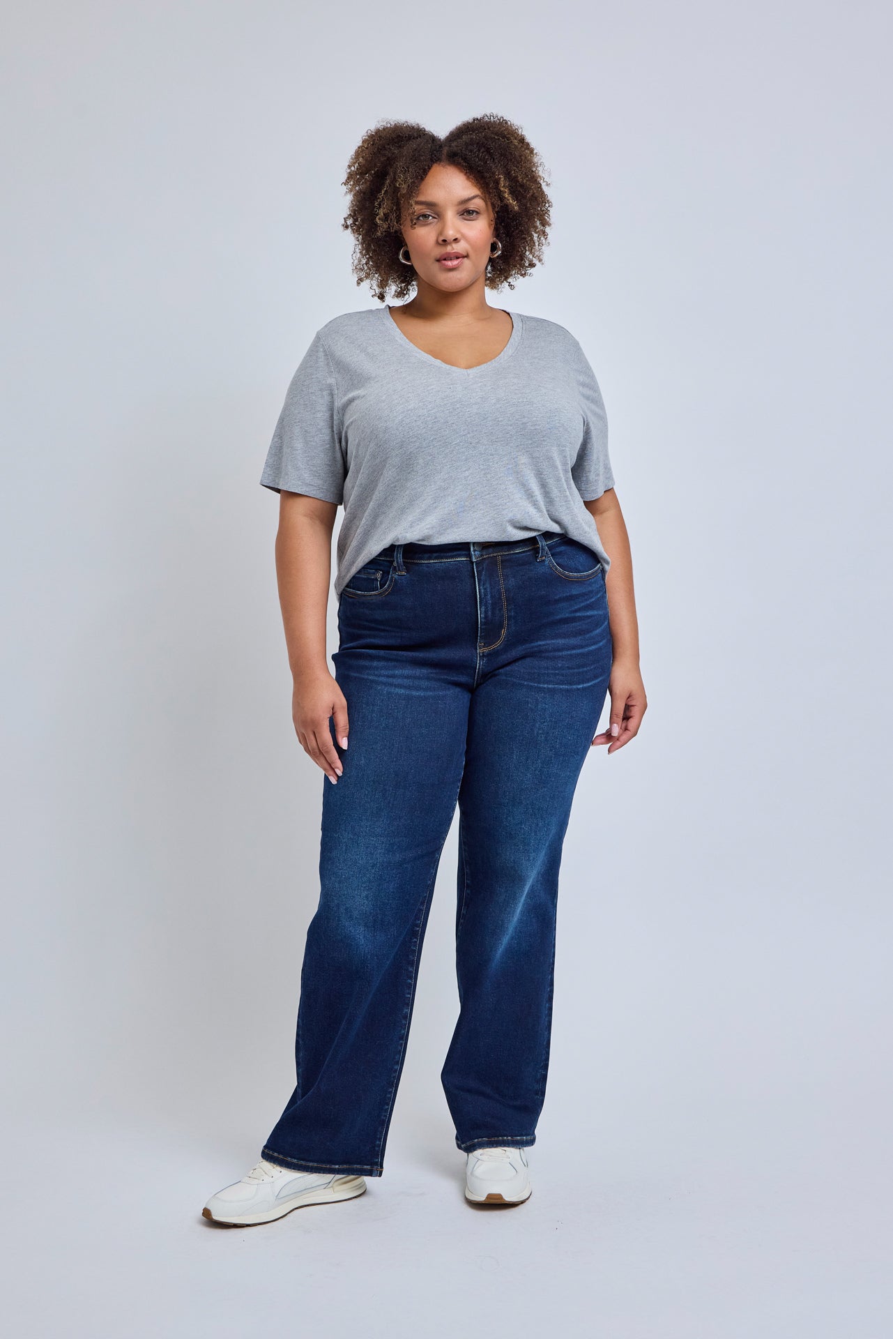 Person wearing a gray t-shirt and blue jeans on a white background | model-size: 16