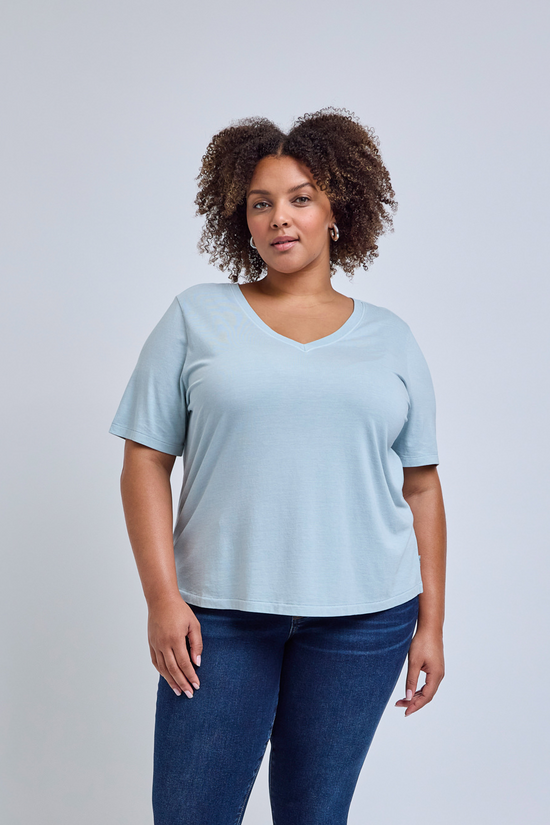 Women wearing a light blue t-shirt and skinny blue jeans | model-size: 16