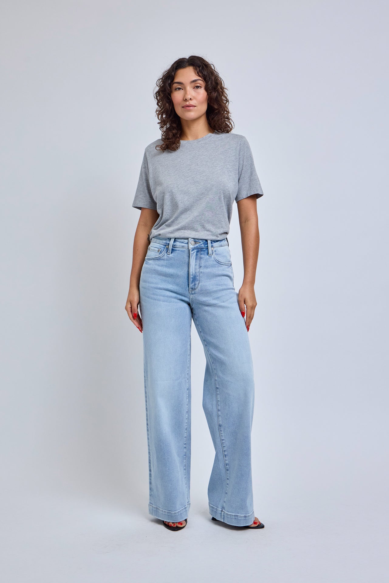 woman wearing a gray t-shirt and light blue wide leg jeans