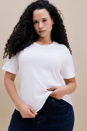 Women wearing a plain white t-shirt and dark jeans