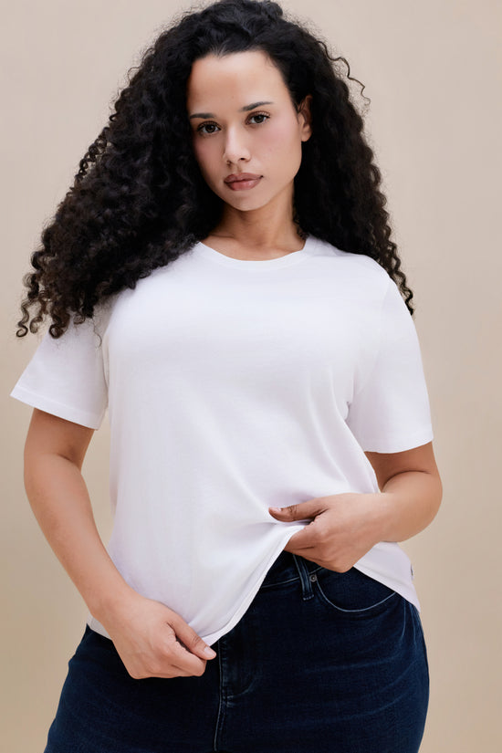 Women wearing a plain white t-shirt and dark jeans
