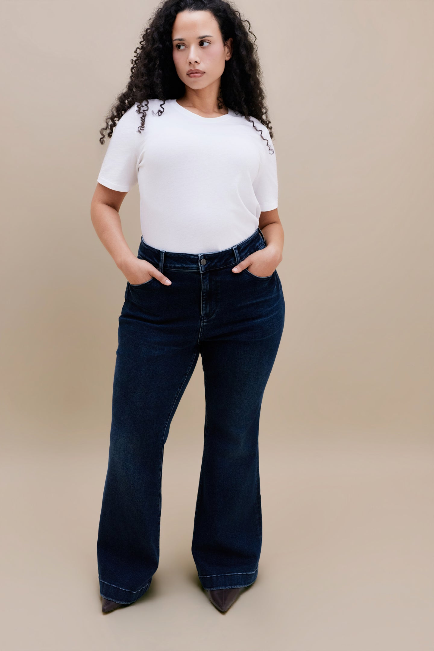Women wearing a plain white t-shirt and dark jeans