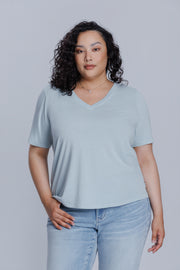 Woman wearing a DePart light blue t-shirt and light blue skinny jeans against a light gray background | model-size: 16