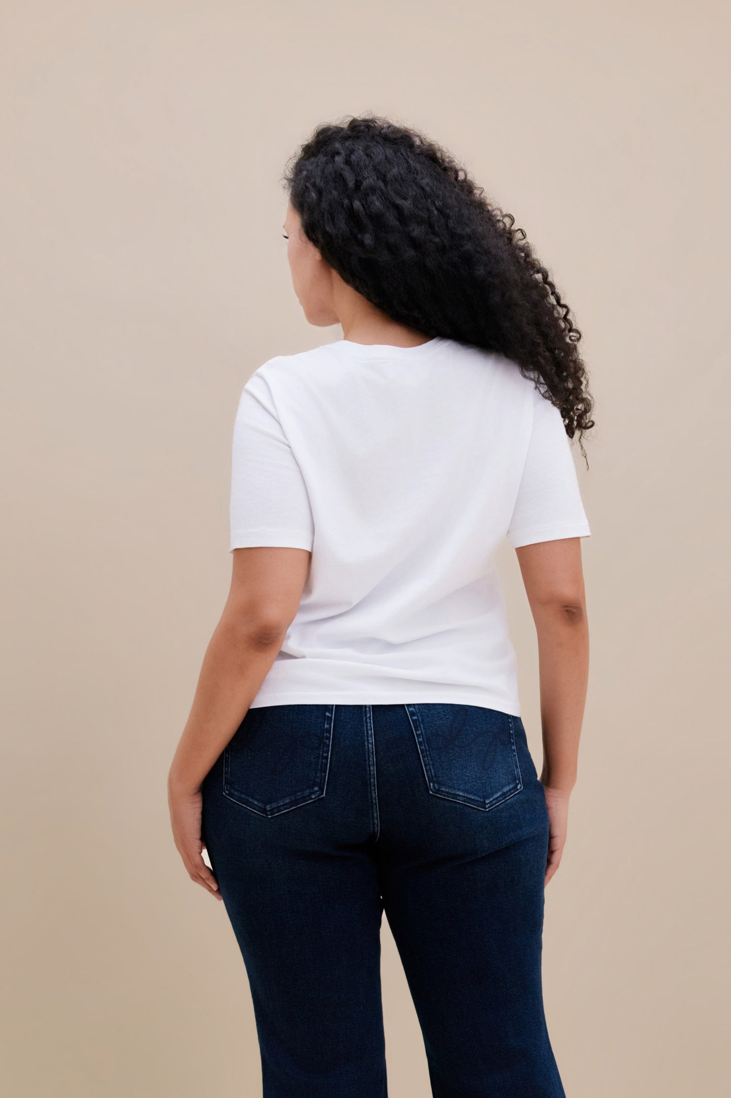 Women wearing a plain white t-shirt and dark jeans