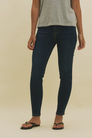 Video of a woman wearing dark skinny jeans and a light heather gray t-shirt.